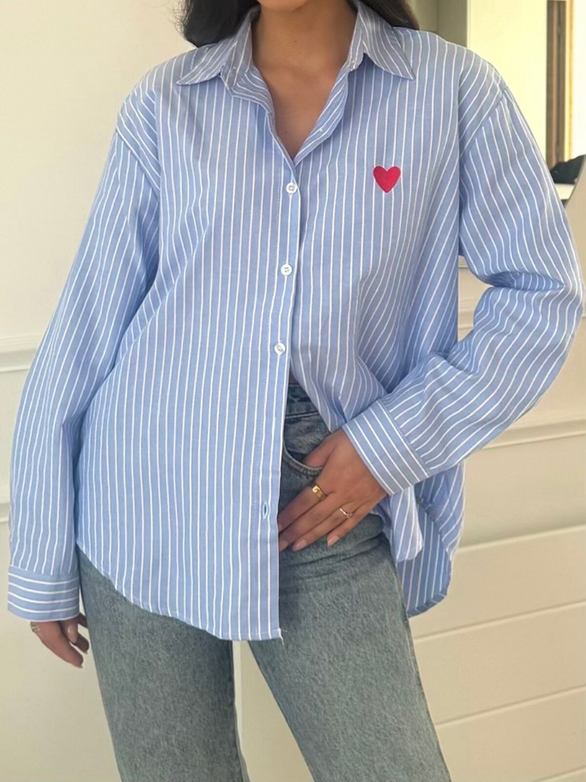 Oversize Hemd mit rotem gesticktem Herz