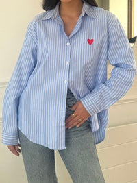 Oversize Hemd mit rotem gesticktem Herz