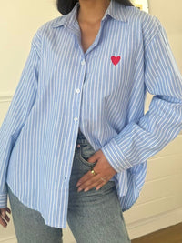 Oversize Hemd mit rotem gesticktem Herz