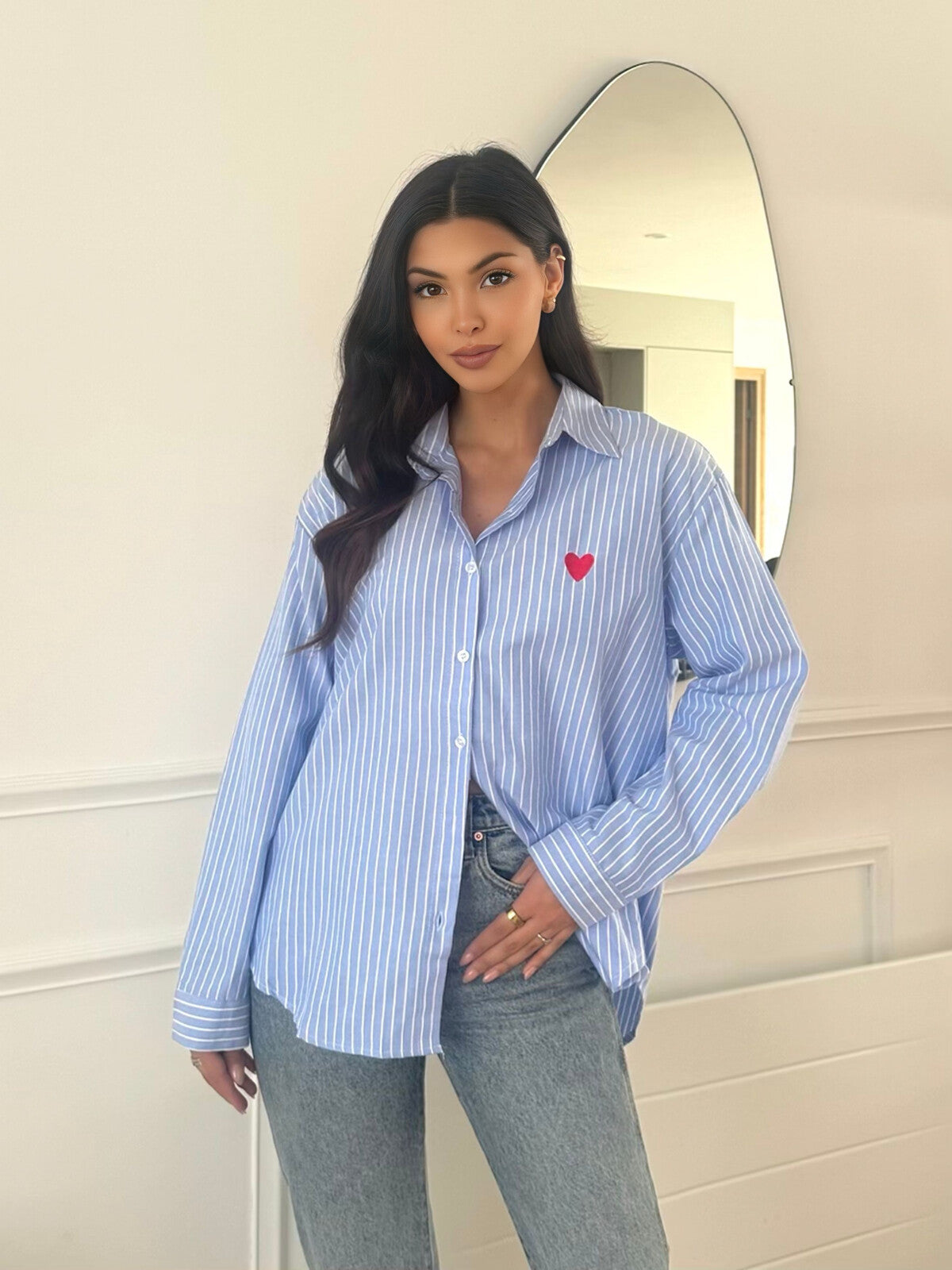 Oversize Hemd mit rotem gesticktem Herz