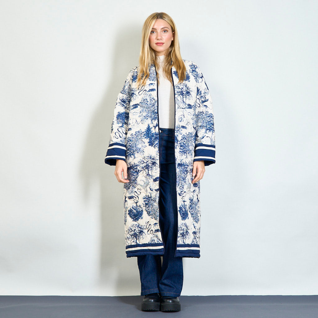 Gesteppter langer Mantel mit Sauvage Muster