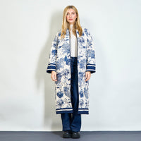 Gesteppter langer Mantel mit Sauvage Muster