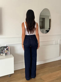 Hoch taillierte Jeans mit weitem Bein aus Raw Denim