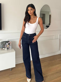 Hoch taillierte Jeans mit weitem Bein aus Raw Denim