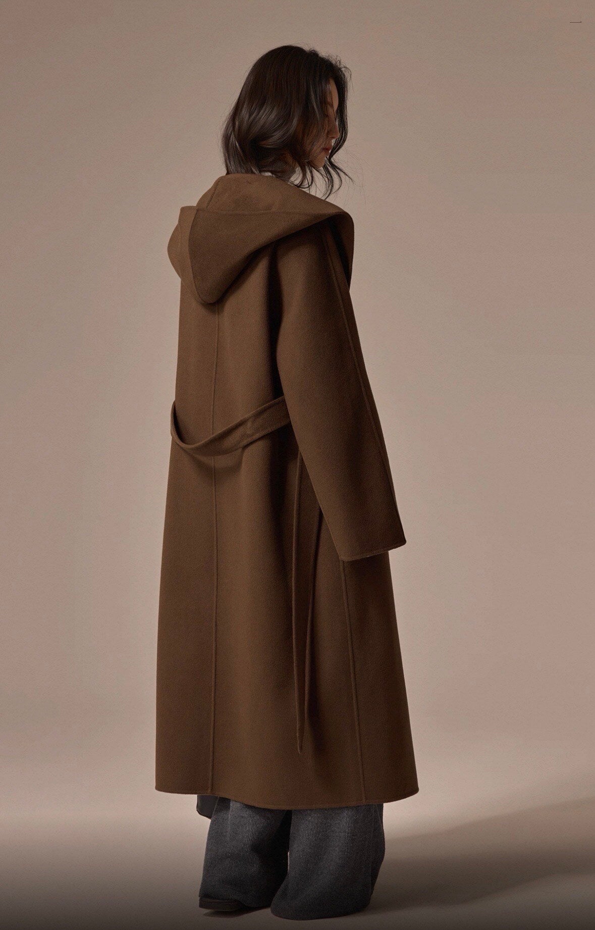 Langer Mantel aus eleganter Wolle mit Gürtel