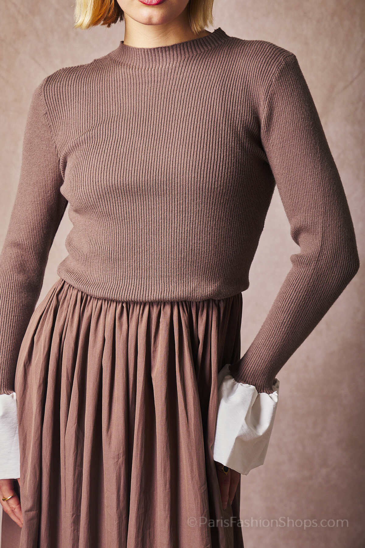 Feinstrick-Kleid mit zwei Materialien